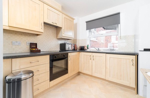 Seisdon Apartment | Spacious Two Bed Apartment - Parking