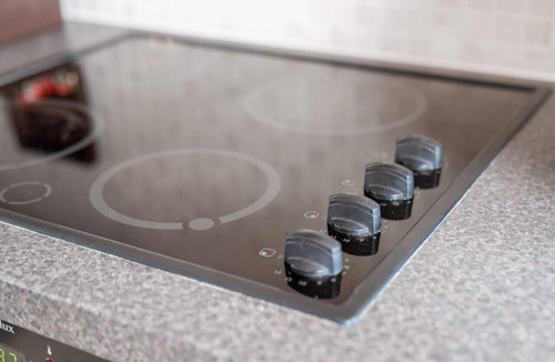 Seisdon Apartment | Spacious Two Bed Apartment - Parking