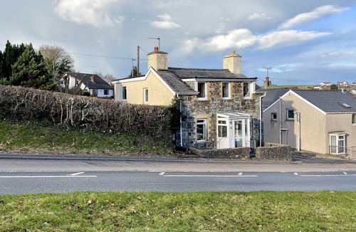 Llanfarian Apartment | Spacious Two Bedroom Apartment with Parking