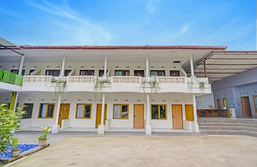 Laweyan House | Spacious Two Bedroom Private Villa with Free WiFi