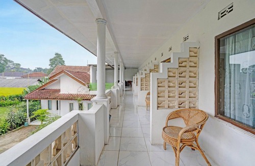 Laweyan House | Spacious Two Bedroom Private Villa with Free WiFi