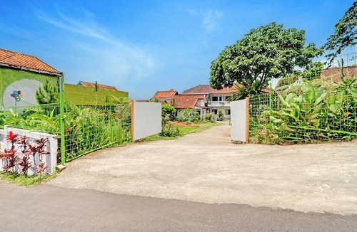 Laweyan House | Spacious Two Bedroom Private Villa with Free WiFi