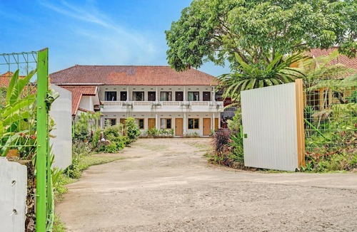 Laweyan House | Spacious Two Bedroom Private Villa with Free WiFi