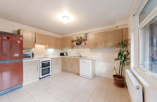 West Hill Apartment | Spacious Two Double Bedroom Flat