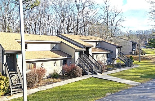 Lake Harmony Condo | Spacious Two‑Story Townhouse Close to Skiing, Waterparks & Hiking