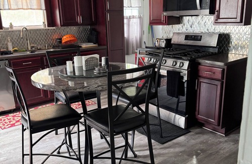 Geneva House | Spacious unique property with 4.5 bedrooms in Geneva.WiFi handicapped accessible