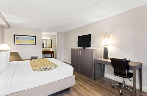 Naperville Hotel | Spacious Unit w/Free Parking and Breakfast Near I-88 Corridor - Pets Allowed