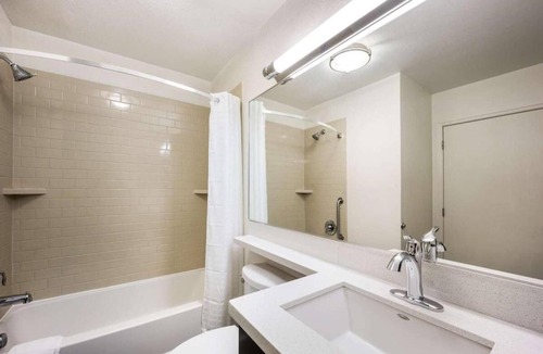 Schiller Park Hotel | Spacious Unit with Full Kitchen, Free Airport Shuttle! Near Ruby Park!