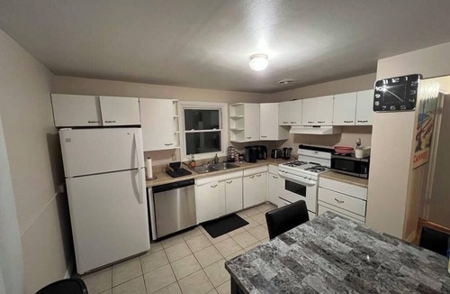 Eastside Apartment | Spacious University area 2 bedroom apartment 1 mile from SU. Parkside view!n