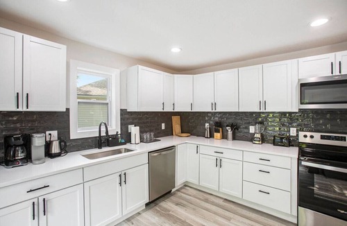 Olathe House | Spacious & Updated Getaway! Pool & Hot Tub 10 Beds