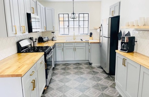 Detroit House | Spacious & Updated Home for Groups & Families