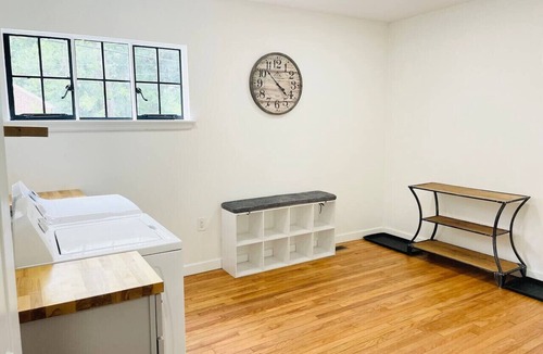 Detroit House | Spacious & Updated Home for Groups & Families
