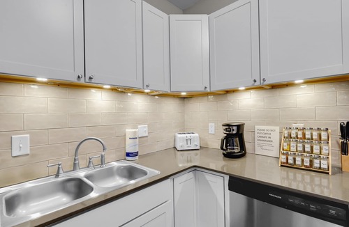 Dixon Park House | Spacious Updated Home Ideal For Groups W/Parking by Lucky Savannah