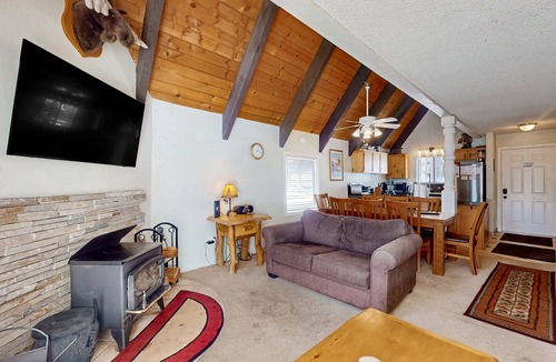 Mammoth Lakes Condo | Spacious, updated townhouse with deck & sauna