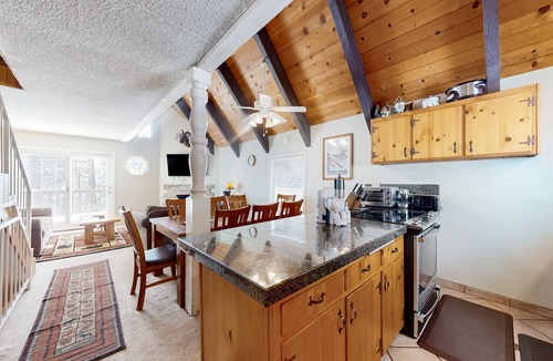 Mammoth Lakes Condo | Spacious, updated townhouse with deck & sauna