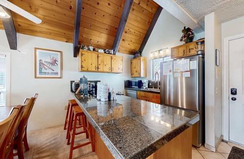 Mammoth Lakes Condo | Spacious, updated townhouse with deck & sauna