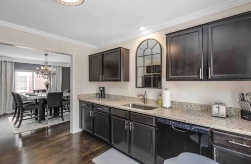 Grosse Pointe Apartment | Spacious Upper 2BR | Sleeps 8 in Grosse Pointe