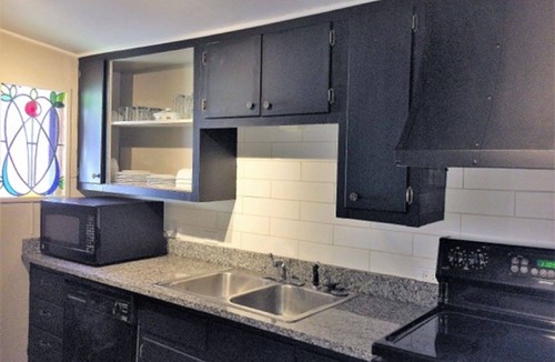 Midtown Apartment | Spacious Upstairs Apartment in Historic Home Great for Long Stay