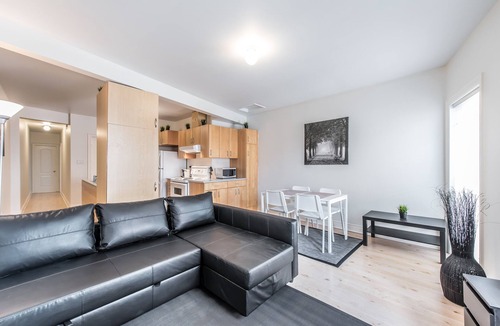 King West Village House | Spacious Urban King West 2 Bedroom With Parking