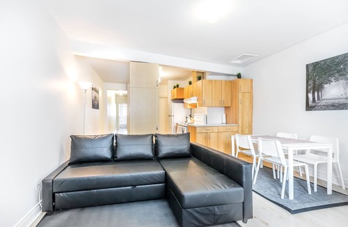 King West Village House | Spacious Urban King West 2 Bedroom With Parking