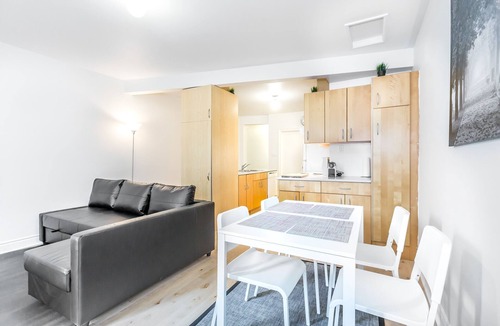 King West Village House | Spacious Urban King West 2 Bedroom With Parking
