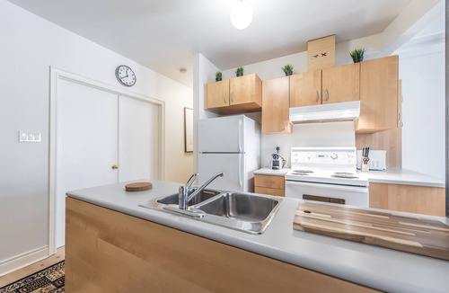 King West Village House | Spacious Urban King West 2 Bedroom With Parking