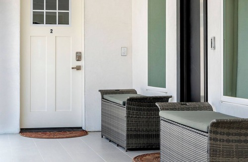 La Crescenta-Montrose House | Spacious Contemporary Private 2-Suite Retreat in La Crescenta-Sleeps 2–4