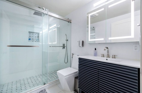 La Crescenta-Montrose House | Spacious Contemporary Private 2-Suite Retreat in La Crescenta-Sleeps 2–4