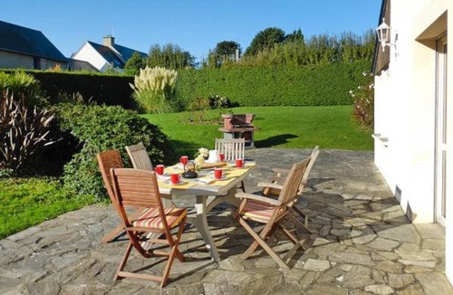 Le Minihic-sur-Rance Villa | Spacious villa sleeps 15 5 minutes from the beach 5 bedrooms 3 bathrooms