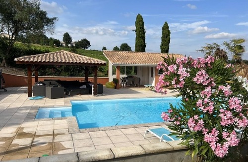 Sainte-Croix-Du-Mont Villa | Spacious Villa among vineyards