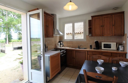 Bellevigne-en-Layon Cottage | Spacious Vineyard Retreat with Stunning Views, Sauna, and Pet-Friendly Garden