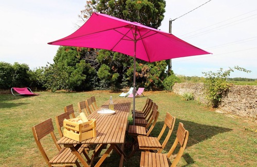 Bellevigne-en-Layon Cottage | Spacious Vineyard Retreat with Stunning Views, Sauna, and Pet-Friendly Garden