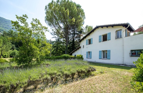Tourrettes-sur-Loup Villa | Spacious villa in Tourrettes-sur-Loup with Private Lake access