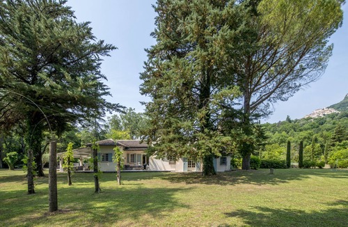 Tourrettes-sur-Loup Villa | Spacious villa in Tourrettes-sur-Loup with Private Lake access