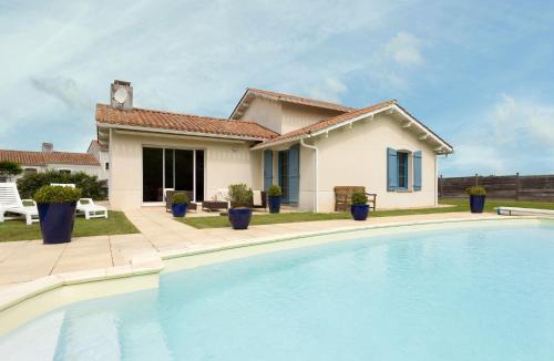 L'Aiguillon-sur-Vie Villa | Spacious villa with private swimming pool