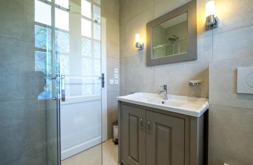 Tourrettes-sur-Loup Villa | Spacious villa in Tourrettes-sur-Loup with Private Lake access Sleep 16
