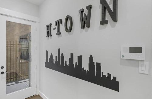 South Central Houston House | Spacious Villa 3BR 3 and half Ba MedCenter DWNTWN HotTub
