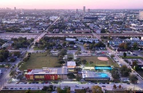 South Central Houston House | Spacious Villa 3BR 3 and half Ba MedCenter DWNTWN HotTub