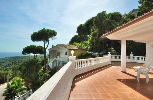 Lloret de Mar Cottage | Spacious villa for 18 people with private pool and air conditioning in Lloret de Mar