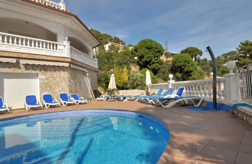 Lloret de Mar Cottage | Spacious villa for 18 people with private pool and air conditioning in Lloret de Mar