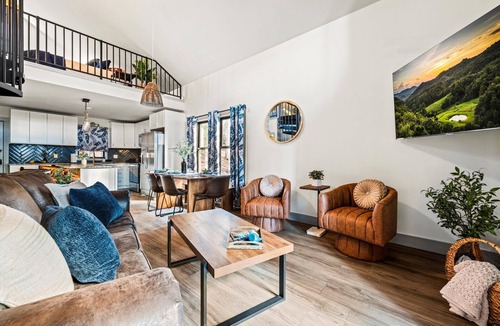 Horse Shoe Cabin | Spacious Villa for 20: Hot Tub & Game Room