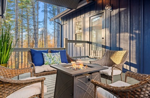 Horse Shoe Cabin | Spacious Villa for 20: Hot Tub & Game Room