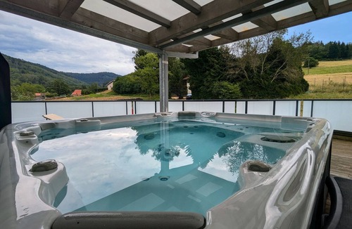 Ban-de-Laveline Cottage | Spacious villa with spa and pool table, WiFi, private parking