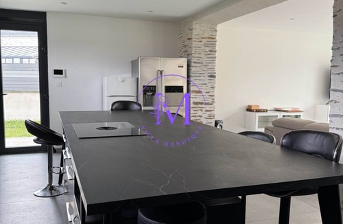 Les Ponts-de-Ce Villa | Spacious villa with private pool