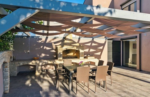 Fazana Villa | Spacious villa in Pula with heated pool