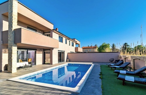 Fazana Villa | Spacious villa in Pula with heated pool