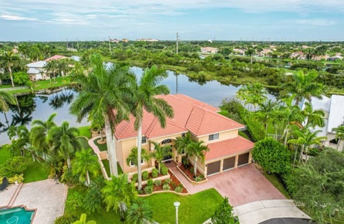 SilverLakes Villa | Spacious Villa with pool and jacuzzi
