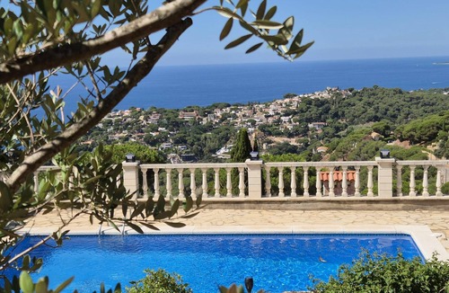 Lloret de Mar Cottage | Spacious villa with private pool near Lloret de Mar