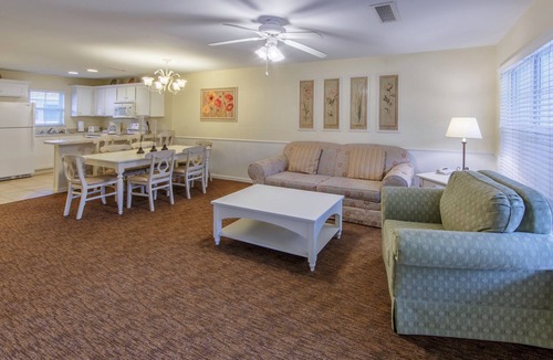 South Lee Villa | Spacious Villa with Access to Various Amenities!