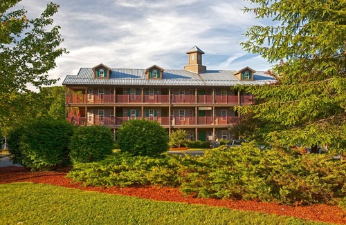 South Lee Villa | Spacious Villa with Access to Various Amenities!